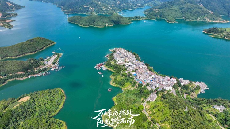 航拍夏日的黔西南万峰湖