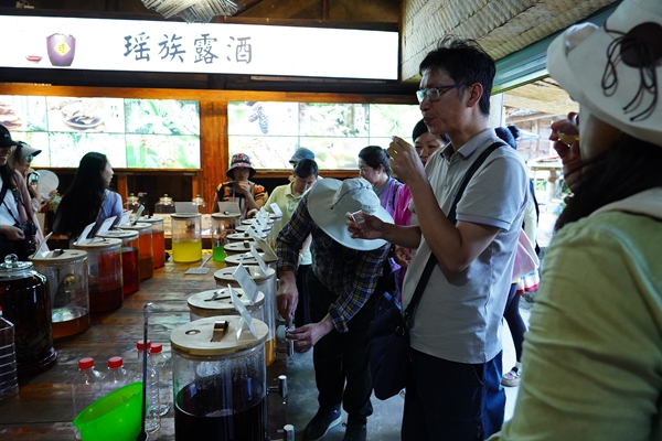 超乎想象的美 国际友人探寻贵州荔波山水人文_fororder_品尝瑶族露酒.JPG