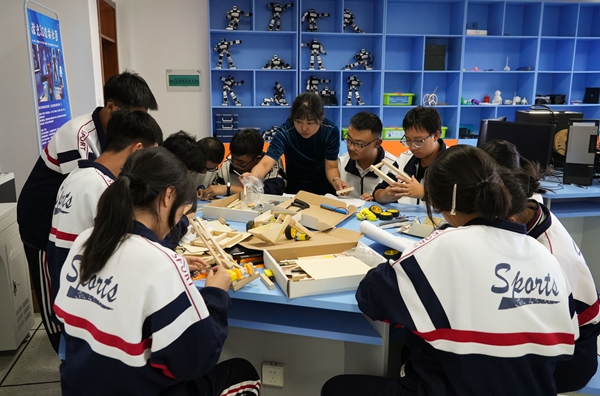 贵阳清镇：数字教育赋能成长 科技创新点亮未来_fororder_清镇市第一中学创客空间正在开展教学