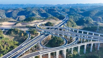 交通“主动脉”滋养经济“毛细血管”！超9500公里高速公路助力贵州融入粤港澳大湾区、成渝地区双城经济圈