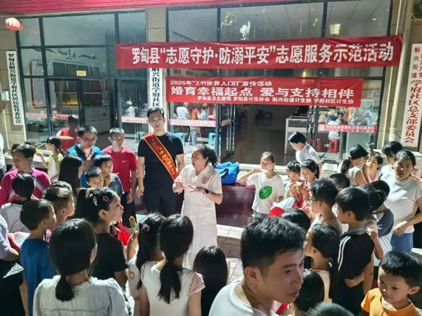 贵州罗甸：多方联动 筑牢防溺水“安全堤坝”_fororder_医护人员讲解溺水急救知识