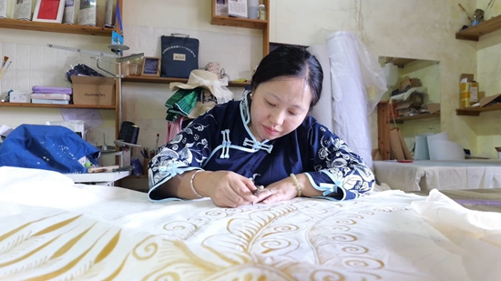 贵州丹寨：非遗周开幕在即 扬武精心“盛装”以待_fororder_蜡染画娘紧张筹备赶制画布