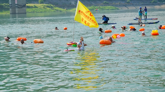 贵州思南：“亲水经济”引爆夏日流量密码_fororder_奋力向终点冲刺04（阮进勇摄）.JPG