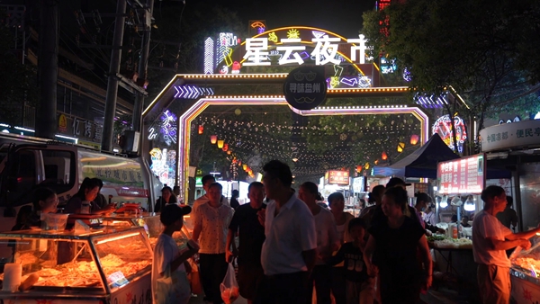 贵州盘州：清凉夏夜，避暑经济火热出圈_fororder_8ab272813e6c4745aa91ed0dcd613a30