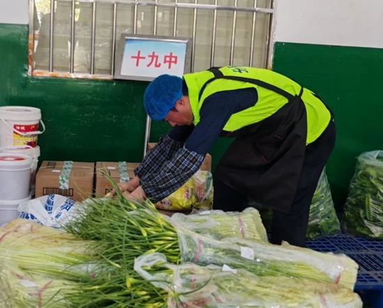 六盘水市水城区：校农携手助农增收_fororder_640 (2)