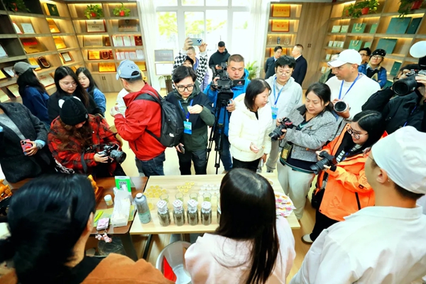 粤贵花开在黔南 | 2025年“粤港澳大湾区媒体黔南行”主题采访活动圆满落幕 粤贵花开在黔南 | 2025年“粤港澳大湾区媒体黔南行”主题采访活动圆满落幕_fororder_1