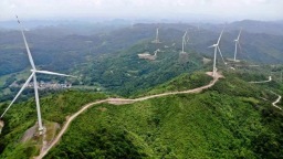 贵州平塘：喀斯特山脊建成百万千瓦级新能源基地