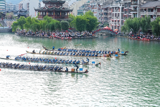 贵州镇远：龙舟竞渡 桨叶飞舞间经济活力涌动_fororder_龙舟比赛 (1).JPG