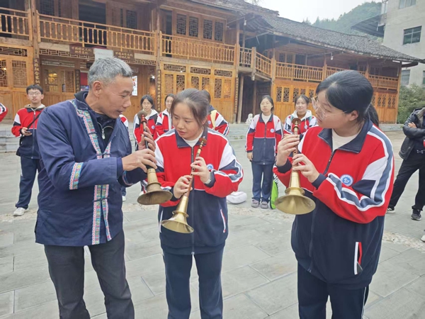 贵州镇远尚寨：古韵润童心 实践筑担当 唢呐声里探非遗_fororder_图片9