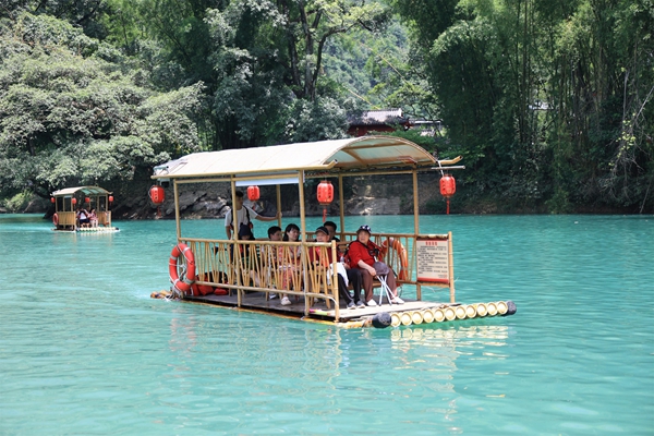 贵州罗甸：“以水为媒”点燃暑期旅游热_fororder_游客在大小井省级风景名胜区乘坐竹筏游览.JPG