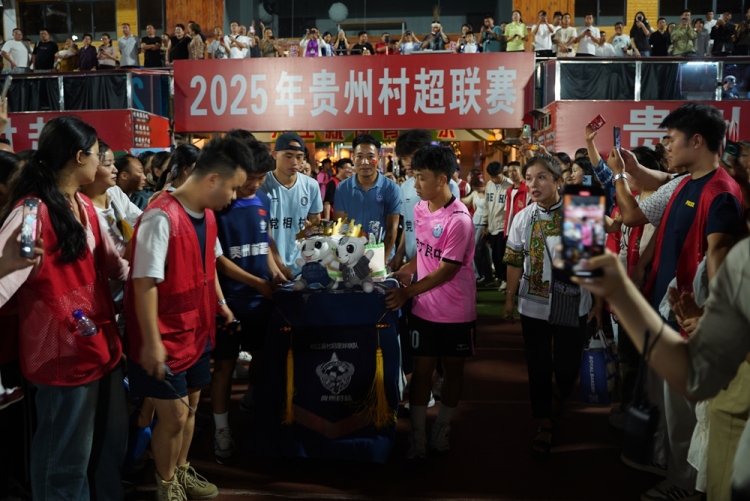 贵州“村超”两周年：全民狂欢 共享足球盛宴_fororder_2025年5月13日，贵州省黔东南苗族侗族自治州榕江县举行贵州“村超”两周年庆典，全民狂欢，共享足球盛宴（姚源芳摄）。  (7).JPG
