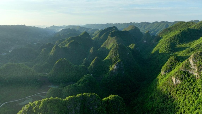 贵州六枝播雨峰林：喀斯特地质美景