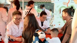 六盘水市钟山区：“中医夜市”点亮市民健康夜生活