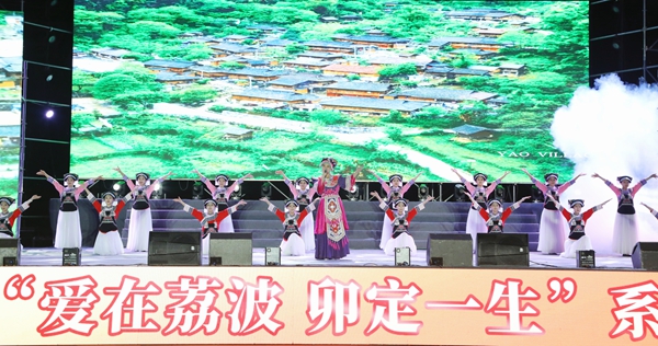 “民族大秀+国际诗歌” 贵州荔波夏夜被中外文化点燃_fororder_歌声婉转传递民族风情