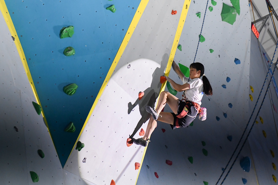 贵州黄平：黔东南州运会攀岩赛 黄平创佳绩_fororder_2025年7月19日，参赛选手在参加攀岩项目比赛。陈孝新 摄 (3).JPG