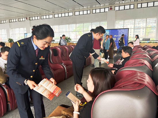 六盘水车务段多管齐下服务旅客“五一”顺畅出行 累计发送19.62万人次_fororder_图为六盘水站党员正在为旅客发放文明出行宣传资料 孔维丽娅 摄