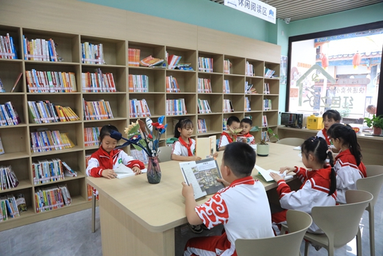 贵州荔波：在春日里共赴书香之约_fororder_学生们在荔波古镇景区城市主题书房阅读，以书会友传文明。.JPG