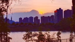 六盘水市水城区明硐体育公园：湖光映晚霞 休闲好去处