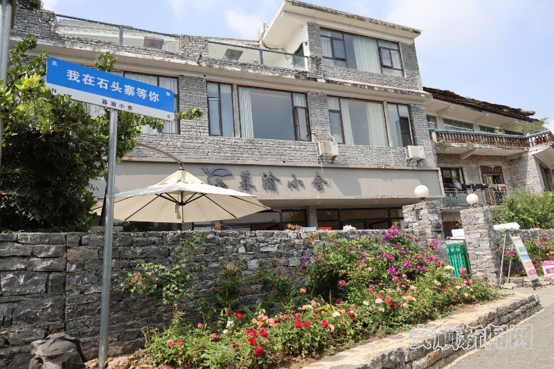 黄果树镇石头寨村：青山叠翠揽客至 碧波清流入画来