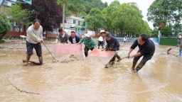 贵州长顺：洪水退去清淤忙 党员群众齐心重建家园