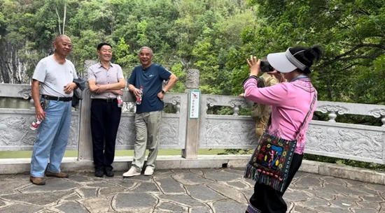 贵州黄果树“嬢嬢解说团”：从田间到景区 讲述家乡新故事_fororder_640 (1)