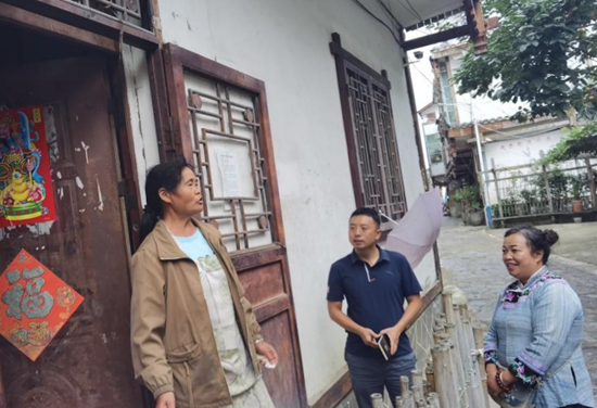 贵州省民族团结进步模范个人韦厚珍：一针一线绣出民族团结“同心圆”_fororder_图片3
