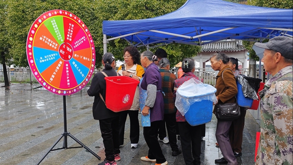 贵州六枝特区创新文明实践活动宣传移风易俗_fororder_群众排队参与“移风易俗”欢乐圈游戏