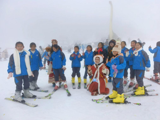 六盘水市水城区玉舍雪山滑雪场正式开板 创新玩法丰富冰雪体验_fororder_图片2