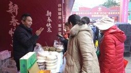 贵州都匀：供销年货大集红火热闹 浓浓年味扑面来