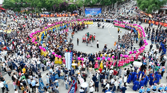 万人踩街闹端午 贵州惠水非遗绽芳华_fororder_民族文化展示