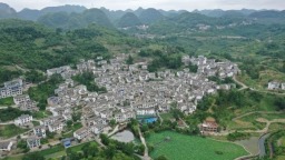 贵州安顺龙宫镇桃子村：依托好风景，做活 “宿” 文章