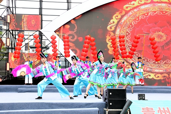 2025年贵州黔南“秋饮穿越酒”独山花灯暨“村戏”展演活动在独山县举行_fororder_20251004190705-Pgpcz1-