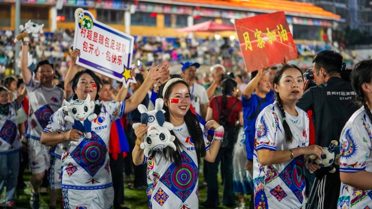 贵州“村超”两周年：全民狂欢 共享足球盛宴_fororder_2025年5月13日，贵州省黔东南苗族侗族自治州榕江县举行贵州“村超”两周年庆典，全民狂欢，共享足球盛宴（周光胜摄）。 (21).JPG