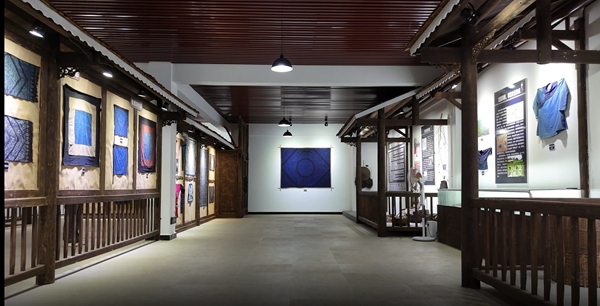 贵州麻江县河坝村：博物馆串起非遗韵 休闲地盛满幸福感_fororder_博物馆内排列着作品