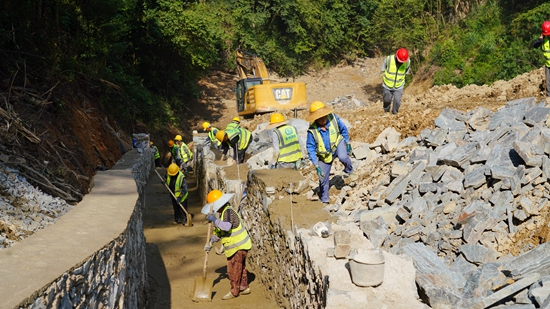 贵州省级重大项目G243雷山也耶至丹寨扬武公路改扩建工程迎来新进展_fororder_7月29日，工人们在G243雷山也耶至丹寨扬武公路改扩建项目二标丹寨段修筑排水渠 莫昌怡摄.JPG