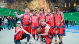 溶洞球场燃动友谊 外籍大V解码贵州“村BA”新活力