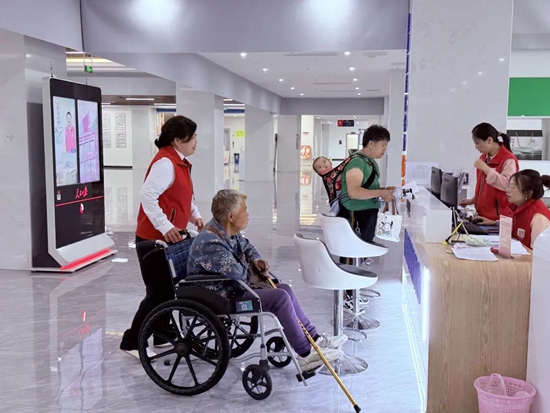 黔南州·都匀市一体化政务服务大厅:铸牢中华民族共同体意识 融入群众暖心服务第一线 黔南州·都匀市一体化政务服务大厅:铸牢中华民族共同体意识 融入群众暖心服务第一线_fororder_640 (1)