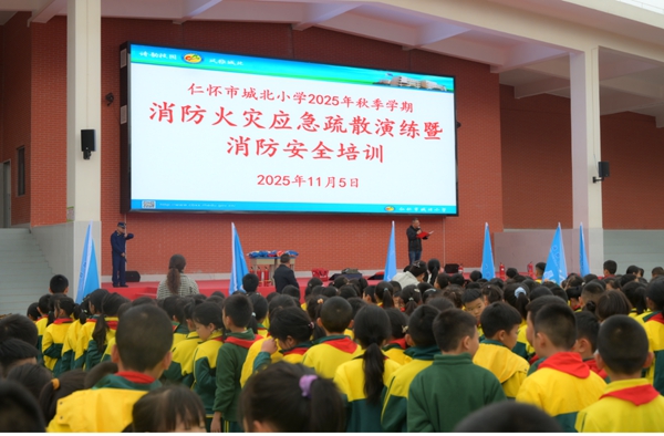 贵州仁怀：以宣促防 织密“校园消防网”_fororder_现场消防宣传员通过剖析火灾案例为广大师生讲解消防安全常识