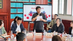 贵州民族大学党委书记吕国富与青年教师代表交流座谈