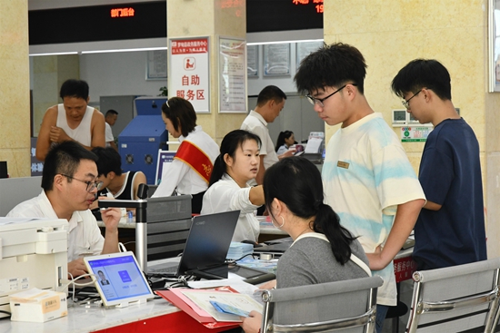 贵州罗甸：增设潮汐窗口 高效办理助学贷款 助力学子圆梦_fororder_准大学生们与家长在窗口办理生源地信用助学贷款
