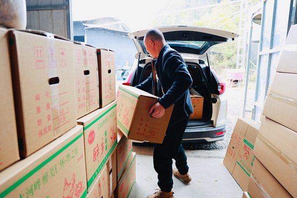 贵州仁怀五马镇：智能鸡舍产“金蛋” 绿色循环富乡亲_fororder_商户上门购买鸡蛋