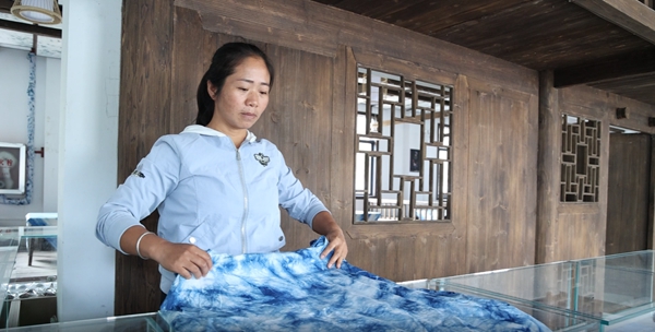 贵州麻江县河坝村：博物馆串起非遗韵 休闲地盛满幸福感_fororder_村支干部正在整理物品