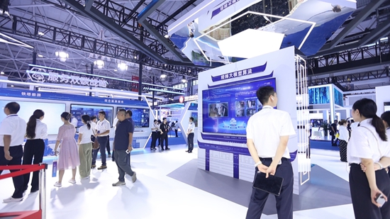 2025数博会｜“AI+机器人+安防系统”展现数字经济新成果_fororder_8月28日，2025数博会 (2)