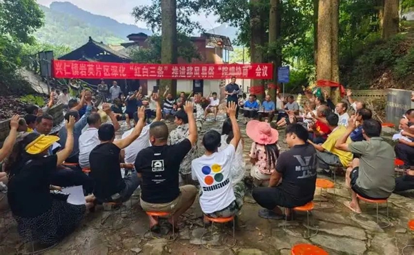 贵州丹寨：“院坝协商”助推移风易俗 重塑乡村文明新风尚_fororder_群众开展“院坝协商”