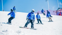 十年冰雪梦 “雪乡”焕新程—— 梅花山滑雪场新雪季蓄势焕新迎客