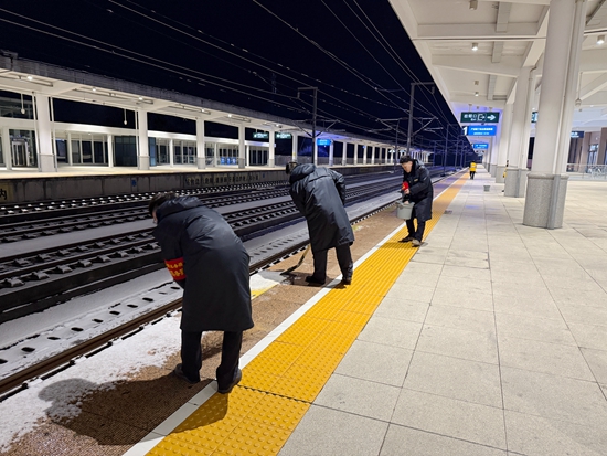 贵阳车务段多措并举积极应对首轮雨雪凝冻天气