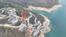 135吨“钢铁巨臂”飞跨峡谷，黄百铁路贵州段迎来关键节点