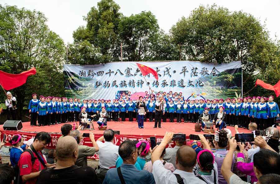 贵州天柱：以“戏”为媒 “金凤新声”唱响四十八寨_fororder_天柱县坌处镇平茫歌场对歌表演。