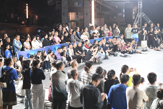 贵州镇远“三人篮球公开赛”持续升温 助推“文体旅”融合发展_fororder_镇远“三人篮球公开赛”比赛引来众多观众围观。（江春健  摄）.JPG