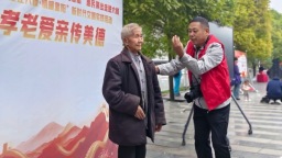 贵州六枝“定格幸福”志愿服务队深入大用镇开展免费照相活动